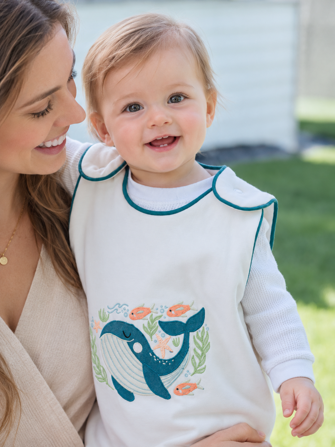 Bébé portant une gigoteuse Baleine crème avec sa mère