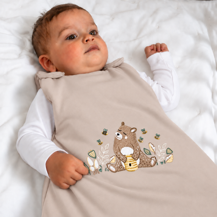 Gigoteuse Ecowool 2-en-1 pour bébé, broderie L’ours et son miel, grège