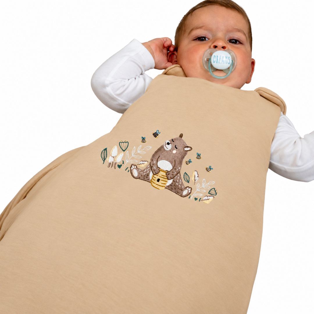 Détail de la gigoteuse bébé Ecowool couleur miel avec broderie ours